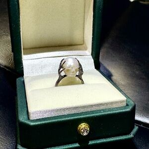 Elegant Silver Pearl Skull Ring